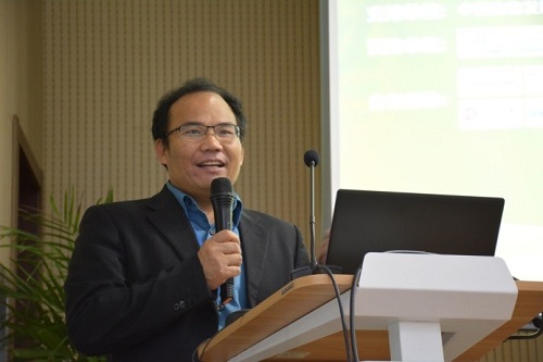 朱锦主持论坛开幕