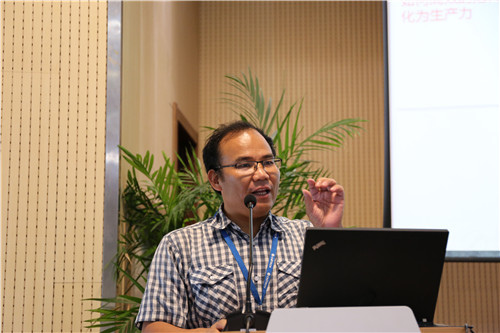 朱锦致辞并做所况介绍